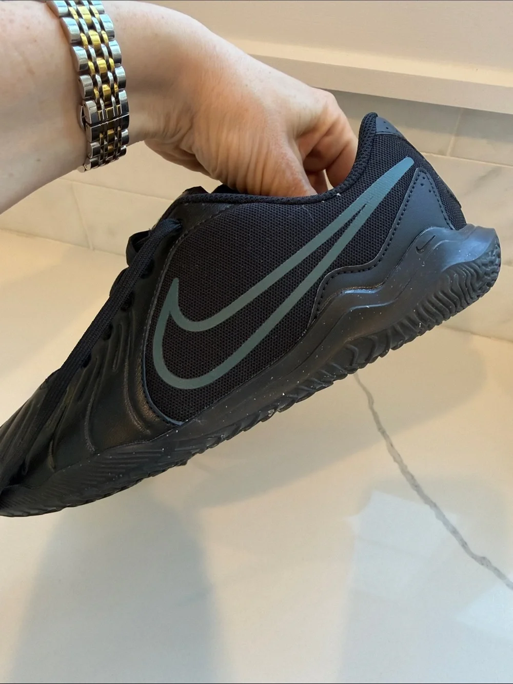 Nike Tiempo Legend 10 Club Indoor Soccer Shoes, size 6 big girls